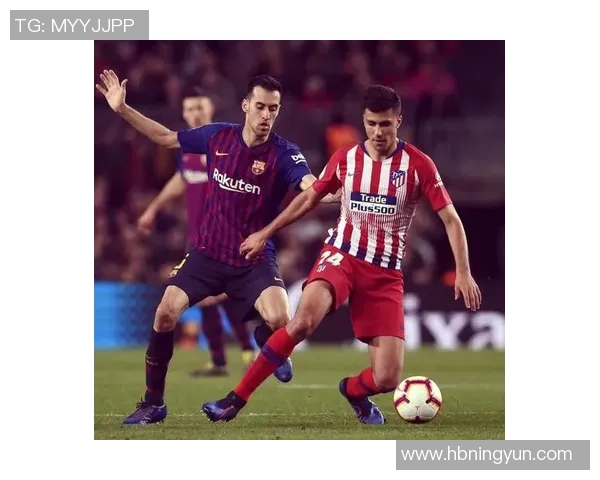 足球明星与路人亲密互动趣味视频展现真实一面引发热议