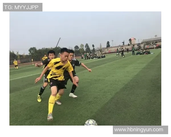 足球明星荣耀时刻捧起奖杯展现无尽激情与梦想成就的辉煌瞬间